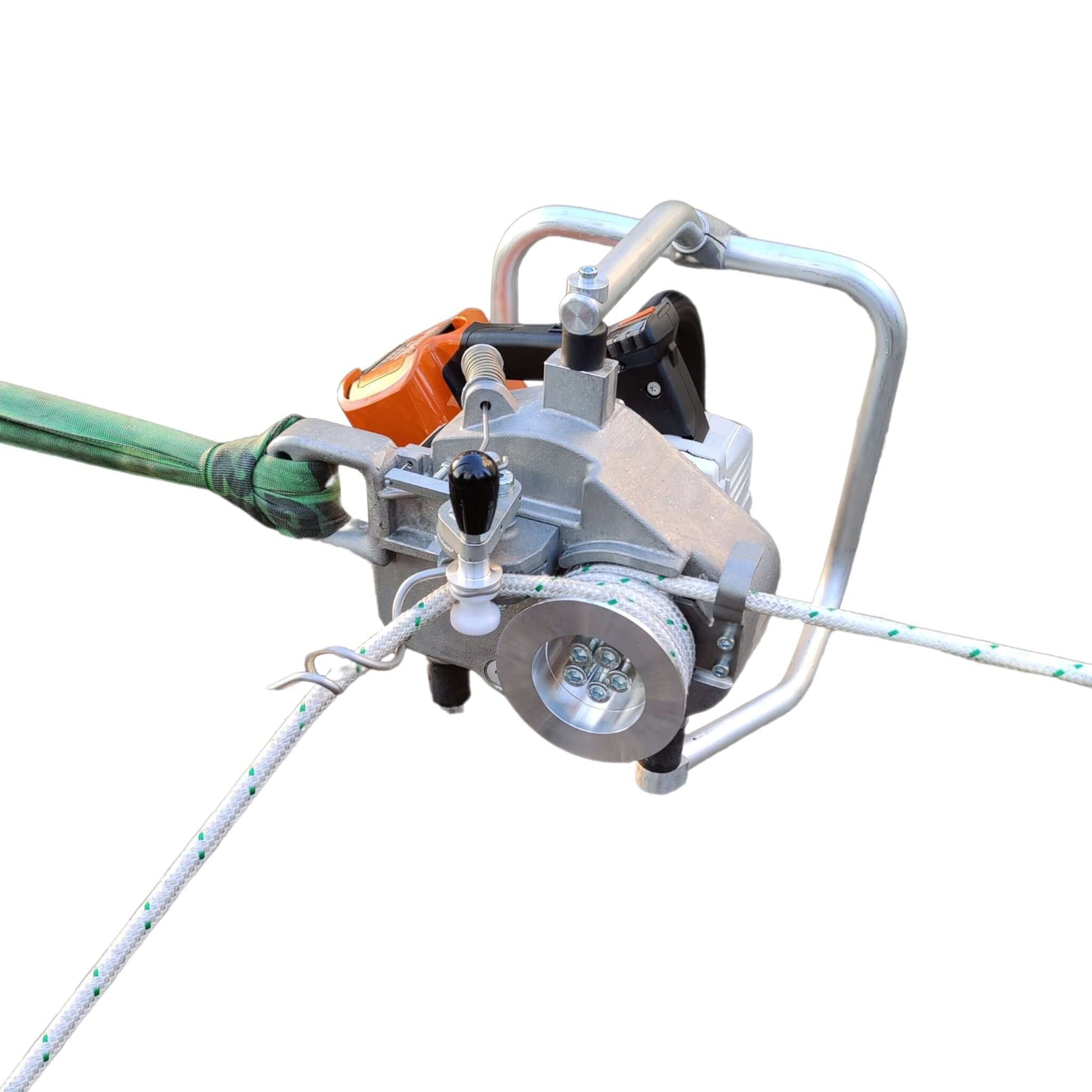 Die Eder Powerwinch 1200B Akku Spillwinde ist Ihre Lösung für müheloses Heben und Ziehen. Mit einem Gewicht von nur 13 kg  und einer maximalen Zuglast von 1.200 kg ist diese Spillwinde ein wahrer Allrounder. Angetrieben wird die Akku Spillwinde vom kraftvollen Stihl-Elektromotor mit 1,6 kW (1600 Watt)