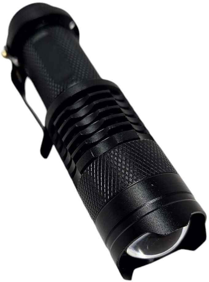 Schwarzfarbige Taschenlampe mit rutschfestem Griff und robustem Design für Outdoor-Aktivitäten und Notfallsituationen.