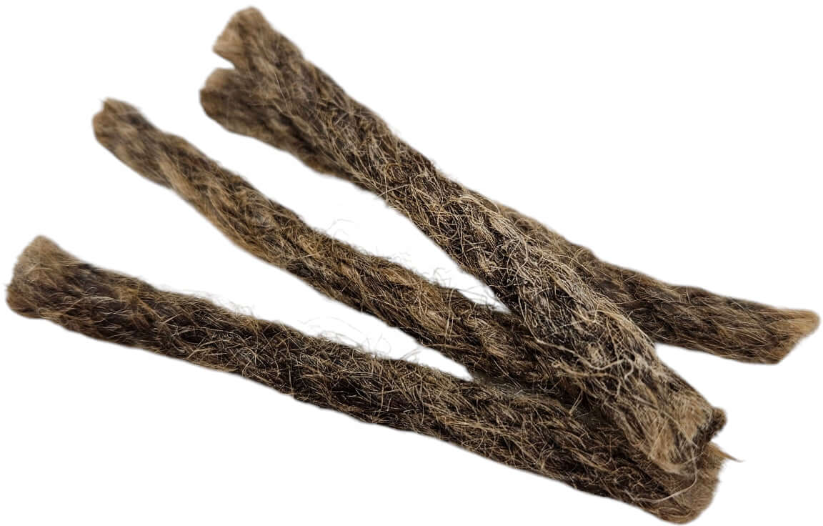 Drei natürliche Schnüre aus Pflanzenmaterial, ideal für Survival-Kits und Outdoor-Aktivitäten.