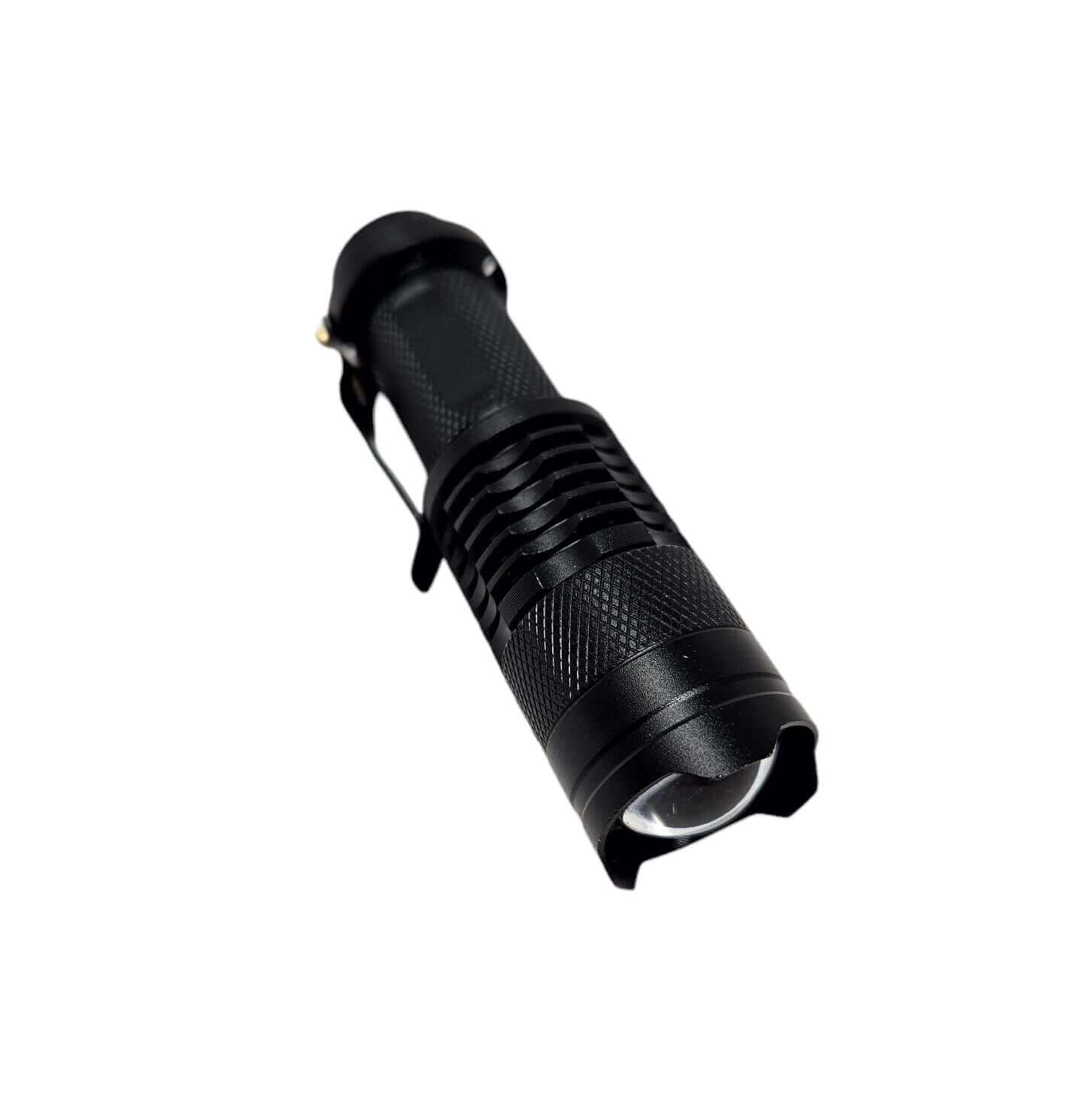 Kompakte schwarze Taschenlampe mit griffigem Design für Outdoor-Aktivitäten und Notfälle.