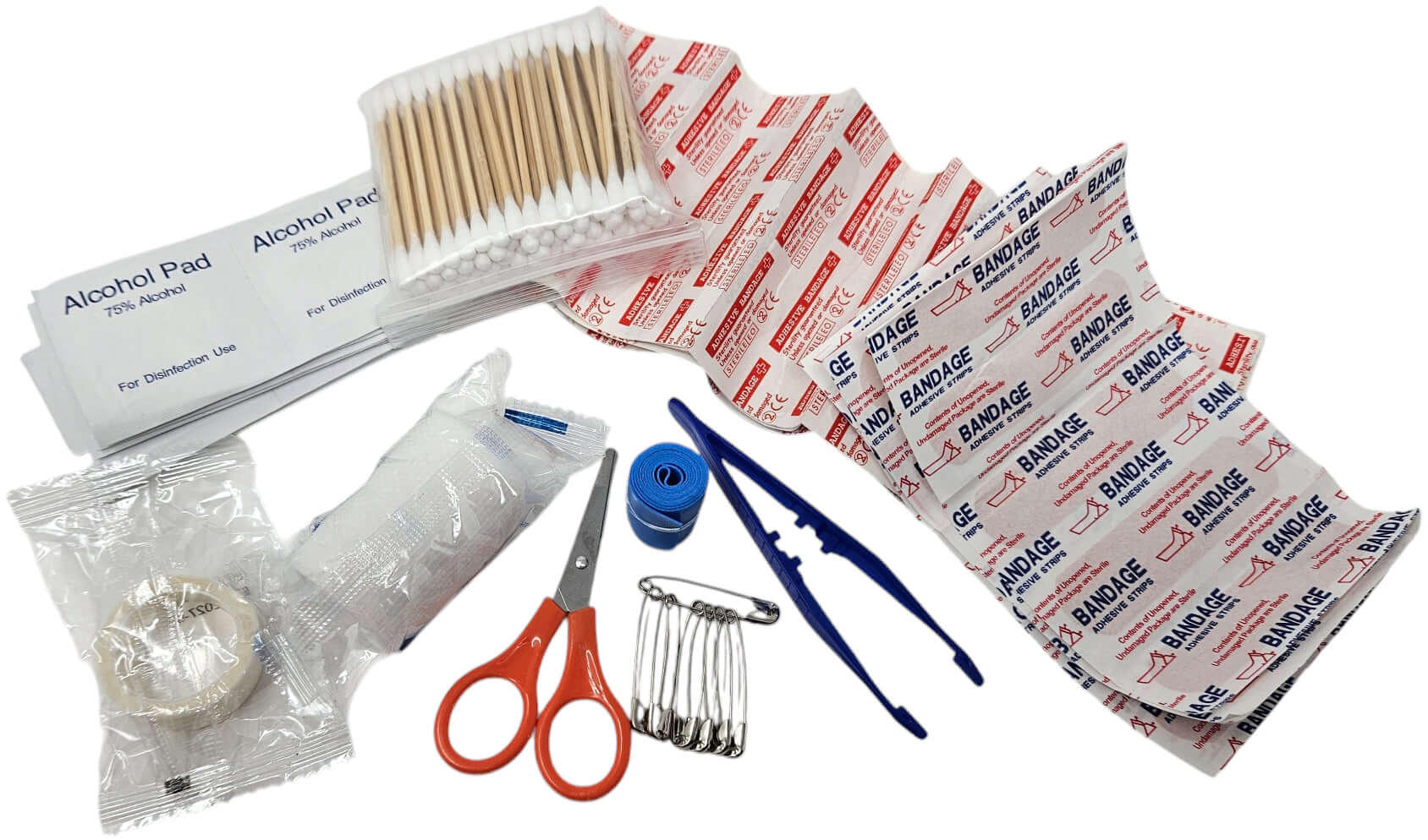 Inhalt eines Notfall-Survival-Kits mit Verbänden, Scheren, Alkoholpads und weiteren Erste-Hilfe-Materialien.