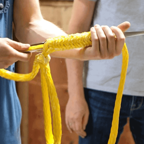 Der Kauschenspleiß bietet feste Schlaufe für Haken oder Befestigungen. Gleichmäßige Kraftverteilung, zusätzliche Stabilität, weniger Verschleiß. Der Kauschenspleiß ermöglicht einfache, robuste Verbindung an Anschlagvorrichtungen oder Ankerpunkten. Von Fachleuten nach Seilspezifikation durchgeführt.