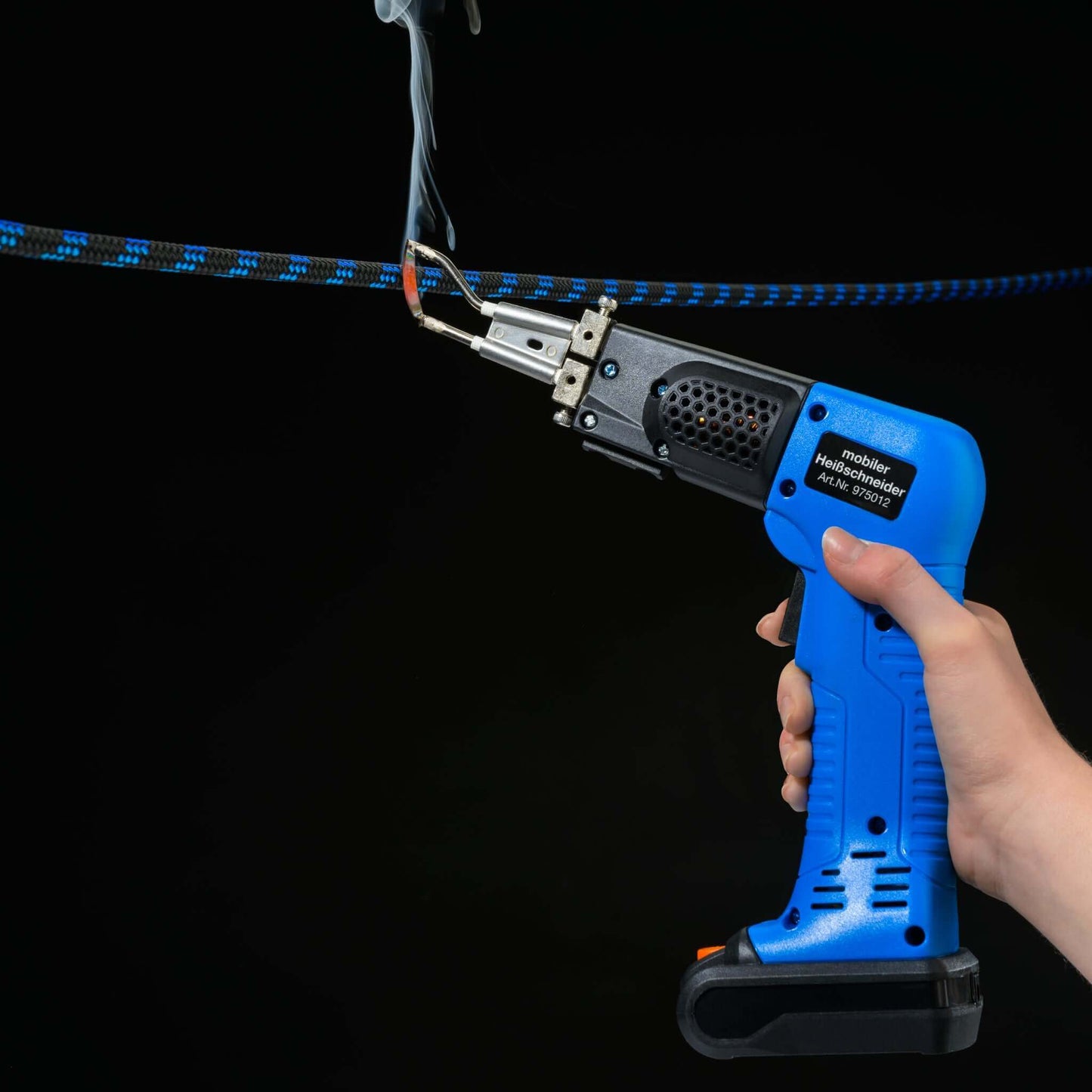 Mobiler Heißschneider mit Akku von Seilflechter Tauwerk GmbH. Kein Kabel, überall einsetzbar. Ideal für synthetische Gewebe, Leinen, Stoffe, Gurte und Seile. Leicht und handlich, 700 g Eigengewicht. Inklusive Schneidspitze, Lithium-Ionen Akku, Ladegerät, Bürste, Anleitung und Transportkoffer.