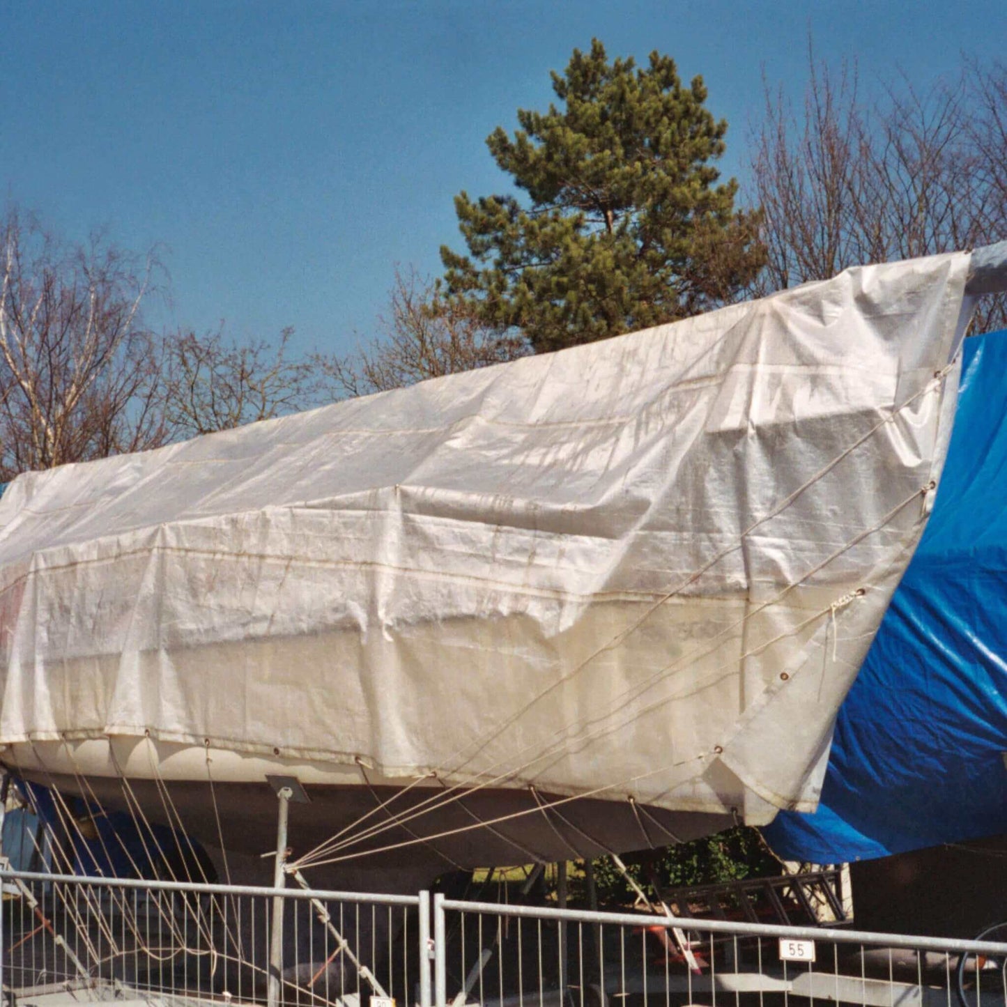 Hochwertige wasserdichte Abdeckplanen aus Niederdruckpolyethylen von Seilflechter bieten zuverlässigen Schutz. UV-stabil, reißfest, mit 100 cm Ösenabstand. Ideal für Baustellen, Gartenmöbel, Fahrzeuge, Brennholz und mehr. Erhältlich in 150 g/qm oder 250 g/qm. Entdecken Sie sie bei Forstseile24 für optimalen Schutz. Vergessen Sie nicht die Gummispanner für festen Halt bei Wind und Wetter.
