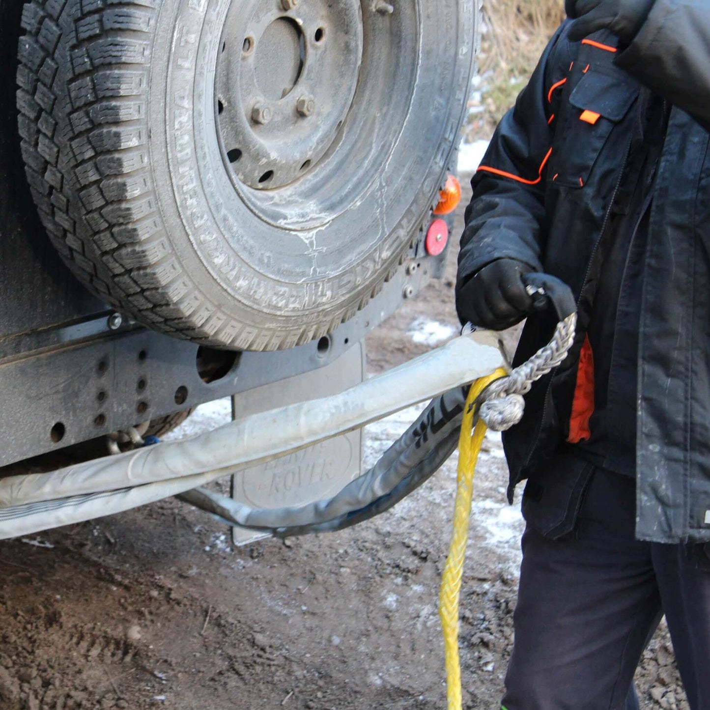 Softschäkel: Ideales Verbindungsmittel vom Windenseil zum Anschlagpunkt. Hergestellt aus reinem Novoleen® (HMPE) mit Bruchlasten von bis zu 27 Tonnen. Einfaches Öffnen durch Zugseil, keine Verletzungsgefahr dank nicht-metallischem Material. Vielseitige Einsatzgebiete, nicht für Sicherung von Personen oder Heben von Lasten zugelassen.