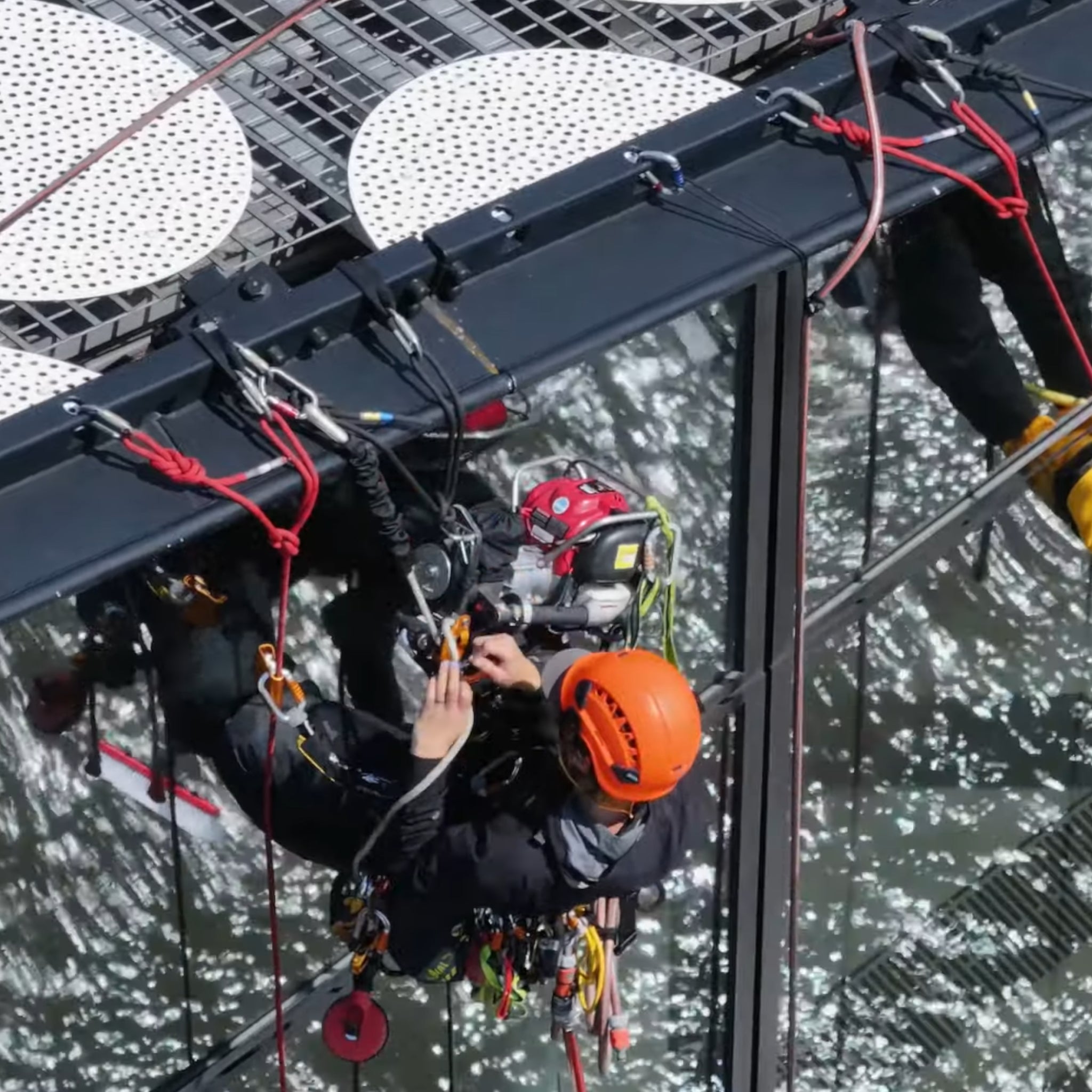 Hier zeigen wir Euch unseren EDER - Power Climber im Einsatz an der Elbphilharmonie in Hamburg.