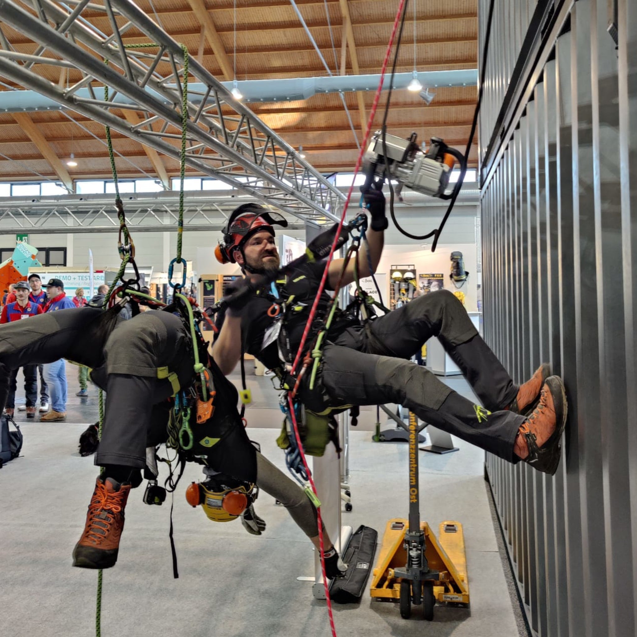 EDER Klettergeräte ermöglichen schnelle und sichere Personenrettung in vertikalen Situationen mit Leichtigkeit.