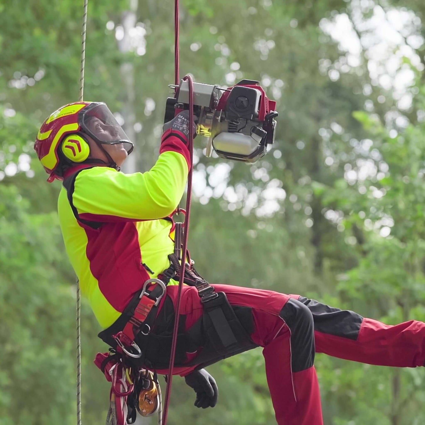 Mit dem EDER Power Climber EPC 240 B erhalten Sie nicht nur ein zuverlässiges und leistungsstarkes Klettergerät, sondern auch ein Produkt, das höchste Standards in Sicherheit und Effizienz erfüllt. Überzeugen Sie sich selbst von der Qualität und Vielseitigkeit dieses Geräts, das für anspruchsvolle Kletteranwendungen konzipiert wurde. 