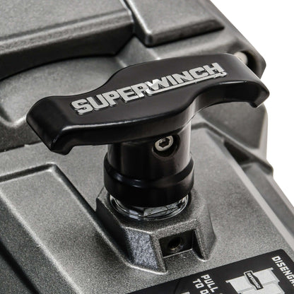 Die Superwinch SX10 12V ist die ideale Seilwinde, besonders geeignet für Fahrzeugbergungen bis 4,5 Tonnen. Im Lieferumfang enthalten sind eine Kabelfernbedienung, Einbauschalter, Steckdose, Relais, Rollenfenster, Batteriekabel und ein Stahlseil mit Sicher