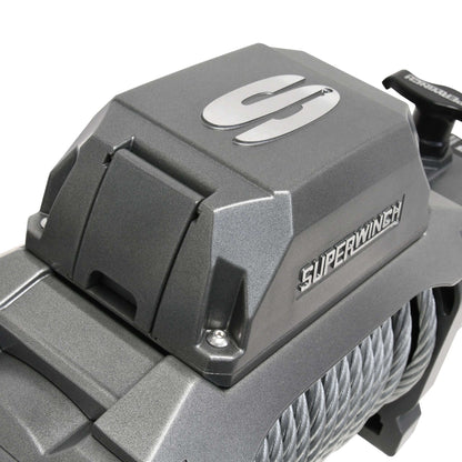 Die Superwinch SX12 12V ist die ideale Seilwinde, besonders geeignet für Fahrzeugbergungen bis 5,4 Tonnen. Im Lieferumfang enthalten sind eine Kabelfernbedienung, Einbauschalter, Steckdose, Relais, Rollenfenster, Batteriekabel und ein Stahlseil mit Sicher