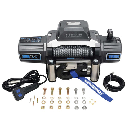 Die Superwinch SX12 12V ist die ideale Seilwinde, besonders geeignet für Fahrzeugbergungen bis 5,4 Tonnen. Im Lieferumfang enthalten sind eine Kabelfernbedienung, Einbauschalter, Steckdose, Relais, Rollenfenster, Batteriekabel und ein Stahlseil mit Sicher