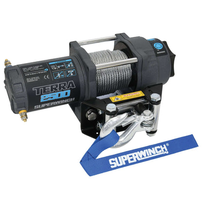 Die Superwinch Terra 2500 ist die ideale Alternative zur Handseilwinde und besonders für leichte Lasten geeignet. Im Lieferumfang enthalten sind eine Kabelfernbedienung, Einbauschalter, Steckdose, Relais, Rollenfenster, Batteriekabel und ein Stahlseil mit Sicherheitshaken (Durchmesser: 4,8 mm, Länge: 12,2 m). Eine Montageplatte für das Rollenfenster ist ebenfalls dabei.