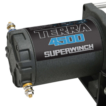 Die Superwinch Terra 4500 ist die ideale Alternative zur Handseilwinde und besonders für leichte Lasten geeignet. Im Lieferumfang enthalten sind eine Kabelfernbedienung, Einbauschalter, Steckdose, Relais, Rollenfenster, Batteriekabel und ein Stahlseil mit