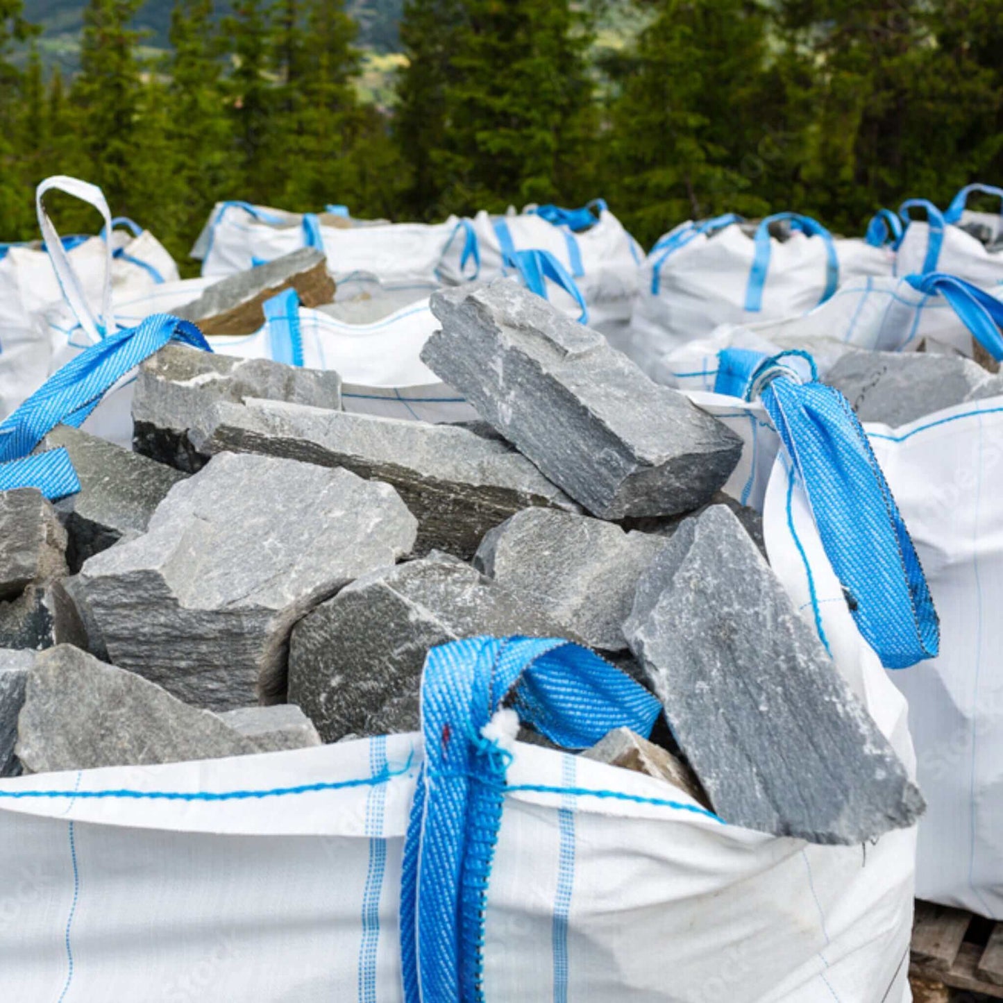 Hochwertige wasserabweisende Bigbags für zuverlässigen Transport von Schüttgütern. Stabile Konstruktion, bis 1.250 kg Tragfähigkeit. Maße 90x90x90 cm. Von Seilflechter Tauwerk GmbH