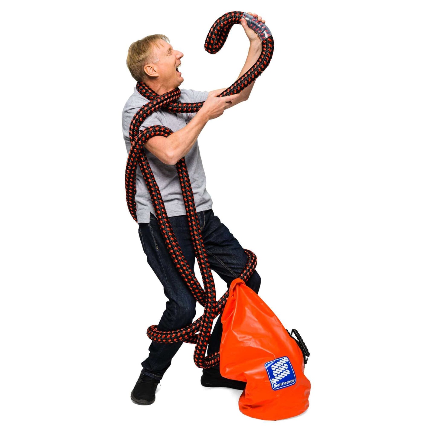 Seilflechter Taifun® Transportrucksack 45 Liter - Sichere Aufbewahrung Ihrer Ausrüstung. Perfekt für anspruchsvolle Umgebungen und Abenteuer. Hochwertiges PVC-beschichtetes PA-Gewebe, 45 L Volumen inklusive Schultergurt. Leichtgewicht mit 550 g, Gesamthöhe bis 88 cm, Bodendurchmesser 26 cm. Seilflechter Qualität und Funktionalität.